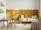 Ein gemütliches Kinderzimmer mit Holzbett, gelber Bettwäsche, Teddybär, flauschigem Teppich, Holztisch und -stuhl, Bücherregalen, verstreutem Spielzeug und Bauklötzen, dazu ein einzigartiges KraftKids Wandpaneel abgerundetes Doppelkrepp im Rundbogen-Design.