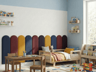 Das gemütliche Kinderzimmer besteht aus einem kleinen Holzbett mit dem Kopfteil KraftKids Wandpaneel abgerundet Leinen, einem Holztisch und Stühlen, Regalen mit Spielzeug und Büchern und einem großen Fenster, das den Raum mit natürlichem Licht erfüllt.