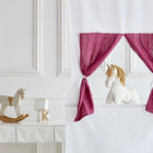 Ein KraftKids Puppentheater Kasperletheater Leinen grau Pusteblumen mit Teleskopstange steht elegant da, mit einem weißen und braunen Schaukelpferd auf einem Tisch und einem weißen Spielzeugpferd hinter dem Vorhang - und versprüht klassischen Theatercharme.