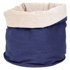 Das KraftKids Körbchen rund Leinen blau dunkelblau ist ein weiches, handgefertigtes Stoffkörbchen mit dunkelblauem Leinen und einem beigen, gerippten Rand-ideal zur Aufbewahrung am Wickeltisch oder für kleine Essentials.
