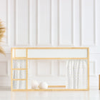 Ein minimalistisches Kinderbett mit hellem Holzrahmen, weißen Paneelen, kleiner Leiter und KraftKids Hochbettvorhänge Set 2+1 Musselin gelbe Zitronen für Kura Bett, vor einer weiß getäfelten Wand. In der Nähe stehen zwei Würfelhocker und eine Vase mit Pampasgras.