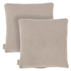 Zwei hellbeige quadratische KraftKids Kissenbezüge Musselin mit weicher Struktur sind leicht überlappend auf einem weißen Hintergrund gestapelt. Jeder Bezug ist mit einem kleinen Stoffanhänger an der Seite versehen.