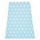 Der KraftKids Sonnensegel weiße Diamante auf Pastell Blau ist eine Schürze mit geometrischem weißem Rautenmuster auf pastellblauem Baumwollstoff, abgeschlossen mit weißen Seitenbändern.