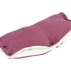 Ein gefalteter KraftKids Kinderwagenmuff Musselin purpur, ein lila-weiß gepolsterter Handwärmer mit Knöpfen, ist auf einem weißen Hintergrund abgebildet.