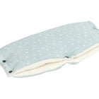 Der KraftKids Kinderwagenmuff Musselin mint Pusteblumen ist ein mintfarbener, rechteckiger, gepolsterter Muff mit weichem Baumwollstoff, dezentem weißen Pusteblumenmuster, warmem Futter und seitlichen Druckknöpfen - perfekt, um die Hände bei kühlen Spaziergängen warm zu halten.