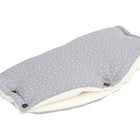 Der KraftKids Kinderwagenmuff Musselin grau Punkte ist ein weicher grauer Kinderwagenmuff mit weißen Punkten, hergestellt aus 100% Baumwolle, gefüttert mit cremefarbenem Fleece für Wärme und mit schwarzen Druckknöpfen an den Ecken.
