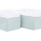 Zwei rechteckige grüne KraftKids Körbchen Musselin mit goldenen Punkten sind nebeneinander auf einem weißen Hintergrund platziert, perfekt für die stilvolle Aufbewahrung.