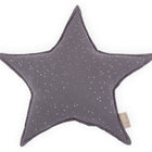 Das Sternkissen Musselin goldene Punkte auf Grau von KraftKids begeistert mit weißen und goldenen Polka Dots. Von oben betrachtet, sieht man das beigefarbene Etikett - perfekt als Deko im Kinderzimmer.