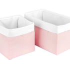 Zwei KraftKids "Körbchen kleine Blätter rosa auf Weiß" Aufbewahrungsboxen mit rosa Blattmuster und weißem Stofffutter stehen nebeneinander auf weißem Grund.