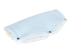 Der KraftKids Kinderwagenmuff kleine Blätter hellblau auf Weiß hat ein gemustertes hellblaues Blattmuster auf weißem Grund, weißes Fleecefutter und schwarze Druckknöpfe - ideal, um die Hände warm zu halten.