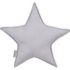 Das KraftKids Sternkissen Unigrau ist ein hellgraues, sternförmiges Kissen mit einer glatten Oberfläche und einem kleinen Stoffanhänger auf der linken Seite, das jedes Kinderzimmer aufwertet. Abgebildet vor einem weißen Hintergrund.