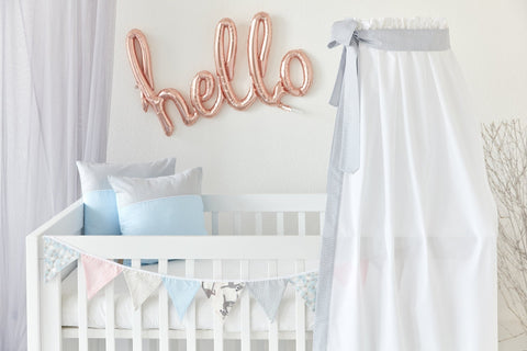 Betthimmel kleine Blätter hellgrau auf Weiß