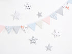 Die pastellfarbene Wimpelkette "Wimpelkette kleine Blätter und kleine Rehkitze" von KraftKids hängt diagonal vor einem weißen Hintergrund, umgeben von zarten Stoffsternen in Grau, Weiß und Pastell - ein charmantes Kinderzimmer-Deko.