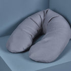 Das KraftKids qualitäts Stillkissen Waffel Piqué grau in U-Form mit grauem Strukturstoff bietet ergonomischen Komfort und Stil auf einer hellblauen, geometrischen Eckfläche mit passenden blauen Wänden.