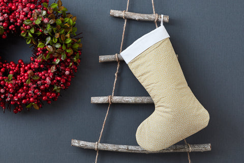 Weihnachtssocke goldene unregelmäßige Punkte auf olivem Grün