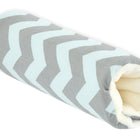 Die KraftKids Armschoner Babyschale Chevron hellgrau und mint ist ein weiches, zylindrisches Kissen mit hellgrauem und mintfarbenem Chevron-Muster und weißem Plüschfutter, das mit einem Klettverschluss versehen ist - ideal als Armlehne oder kuscheliges Plätzchen für kleine Haustiere.
