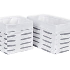 Zwei KraftKids Körbchen "graue Striche auf Weiß" aus Stoff mit gefalteten Kanten - ideal zur Aufbewahrung am Wickeltisch. Die leeren Körbe stehen nebeneinander auf weißem Hintergrund.