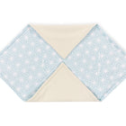 Die KraftKids Decke für Babyschale Winter zeigt ein weiches Rautenmuster in Weiß auf Pastellblau mit einer cremefarbenen Innenseite, flach auf weißem Hintergrund.