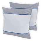 Zwei KraftKids Kissenbezüge Unigrau mit dünnen dunkelblauen Streifen sind auf weißem Hintergrund abgebildet, einer leicht hinter dem anderen.