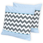 Die beiden KraftKids Kissenbezüge "weiße Punkte auf Hellblau Chevron grau" haben ein stylisches schwarz-weißes Chevron-Muster, hellblauen Stoff mit weißen Punkten und türkisfarbene Paspeln - ideal für jede moderne Bettwäschekollektion.