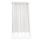 Die KraftKids Gardinen Uniweiss Karo grau ist eine einzelne hellgraue Gardine mit silbernen Ösen und weißer Unterseite, die in Rosa eingefasst ist. Sie ist aus leichtem, leicht durchscheinendem Stoff gefertigt und eignet sich perfekt als weiche, stilvolle Babyzimmer-Gardine.