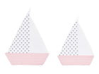 Zwei Segelboote von KraftKids, Modell "Segelboot graue Punkte auf Weiss", stehen Seite an Seite auf weißem Hintergrund - eines größer als das andere - perfekt als Wanddekoration für das Kinderzimmer.