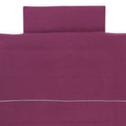 Das KraftKids Bettwäscheset Musselin purpur ist aus 100% Baumwolle gefertigt und verspricht mit seinem tiefvioletten Look einen erholsamen Schlaf vor einem strahlend weißen Hintergrund.