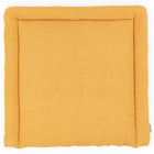 Die KraftKids Wickelauflage Waffel Piqué senf ist eine rechteckige, gepolsterte Wickelauflage mit erhöhten Rändern und einer strukturierten Waffeloberfläche in unifarbenem Gelb, die Komfort und Stil für Ihr Baby bietet.