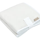 Die KraftKids Reisewickelunterlage Leinen leicht grünes Weiß, auf weißem Hintergrund präsentiert, ist eine praktische und platzsparende Wickel- oder Reiseauflage für Babys unterwegs.