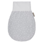 Der KraftKids Strampelsack Frühling Sommer Musselin grau Pusteblumen ist ein grauer Musselin-Babywickel mit zartem weißem Pusteblumenmuster und einem dehnbaren weißen Abschlussband, der Ihr Kind kuschelig und sicher hält.