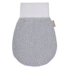 Der KraftKids Strampelsack Frühling Sommer Musselin grau Punkte besteht aus grauem Musselin mit weißen Tupfen, einem unifarbenen Oberteil und einem kleinen beigen Anhänger an der Seite für einen kuscheligen und stilvollen Look für Ihr Baby.