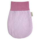 Der KraftKids Strampelsack Herbst Winter Waffel Piqué rosa ist ein rosafarbener Babywickel mit strukturiertem Waffelstoff, einem glatten, dehnbaren oberen Bündchen und einem seitlichen Stoffanhänger, flach auf weißem Hintergrund abgebildet.