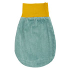 Der KraftKids Strampelsack Frühling Sommer Cord Breitcord Mint ist ein weicher, ovaler Mint-Beutel mit gerippter Struktur und breitem gelben Bündchen - ideal als Baby-Fußsack für Frühling und Sommer.