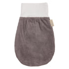 Ein grauer, gerippter Strampelsack Frühling Sommer Cord Breitcord Grau von KraftKids mit weißem, dehnbarem Bündchen und beigem Seitenanhänger ist flach auf weißem Grund liegend abgebildet.