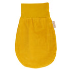 Der Strampelsack Herbst Winter Cord Breitcord Gelb Mustard von KraftKids ist ein gelber, ovaler Babyschlafsack mit geripptem Cord, einem elastischen Abschluss und einem seitlichen Stoffanhänger - ideal, um die Kleinen im Herbst und Winter warm zu halten.