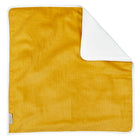 Die KraftKids Wickelunterlage Cord Breitcord Gelb Senf hat auf der einen Seite einen senfgelben Rippenstoff und auf der anderen Seite einen glatten weißen Stoff - rechts oben teilweise gefaltet. Ideal als wasserundurchlässige Unterlage oder praktische Reisewickelunterlage.