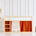 Das KraftKids Hochbettvorhänge Set 2+1 Doppelkrepp Rot Herbstrot, das für das Kura Bett entworfen wurde, verleiht dem minimalistischen Kinderhochbett mit seinen herbstroten Vorhängen, dem hellen Holzrahmen und dem hellen Dekor eine lebendige Note.