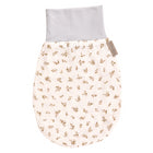 Der KraftKids Strampelsack Frühling Sommer Musselin Zweige braun hat einen weißen, blattgemusterten Körper mit einem weichen hellgrauen Oberband und einem kleinen Stoffanhänger - perfekt für Frühling und Sommer.