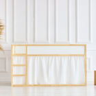 Ein minimalistischer Raum mit einer geflochtenen Vase, Pampasgras und hölzernen Akzenten vor einer weiß getäfelten Wand bietet die perfekte Inspiration für die Dekoration mit dem KraftKids Hochbettvorhänge Set 2+1 Musselin goldene Punkte auf Weiß für Kura Bett.