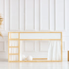 Minimalistisches Interieur mit einem hellen Etagenbett aus Holz, KraftKids Hochbettvorhänge Set 2+1 Musselin goldene Punkte auf Weiß für Kura Bett, zwei Holzwürfelhocker, Korbvase mit Pampasgras und weiße Dekokugeln vor einer getäfelten Wand.