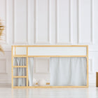 Ein minimalistisches Kinder-Etagenbett mit Holzrahmen und KraftKids Hochbettvorhänge Set 2+1 Musselin grau Pusteblumen, passend zum Kura Bett, in einem hellen Zimmer mit weiß getäfelten Wänden, dazu eine große Korbvase mit Pampasgras und zwei Holzhocker.